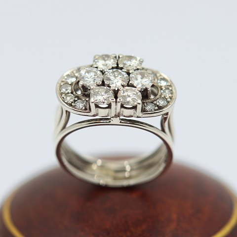 A diamond ring in 14k white gold, total app. 1.30 ct. A diamond ring in 14k white gold, total app. 1.30 ct.